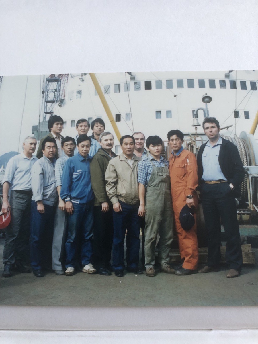 На фото ремонтная бригада.