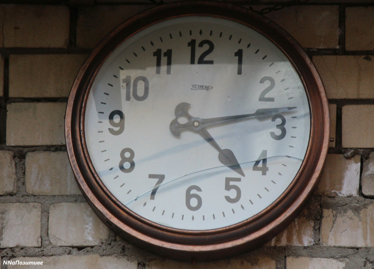 Часы во дворе "Кладовки"