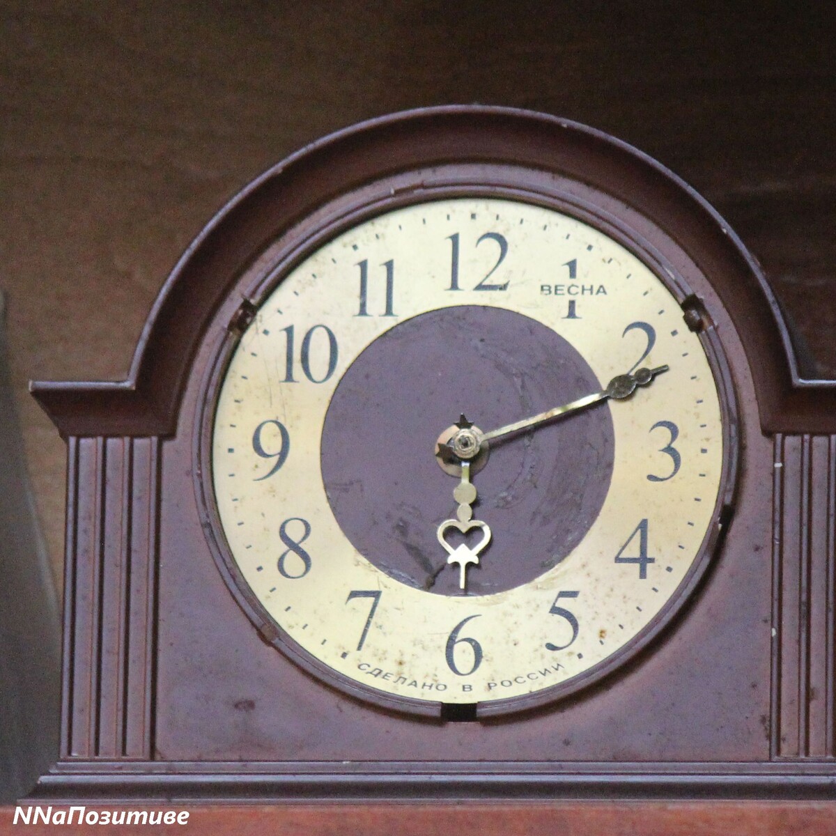 Часы во дворе "Кладовки"