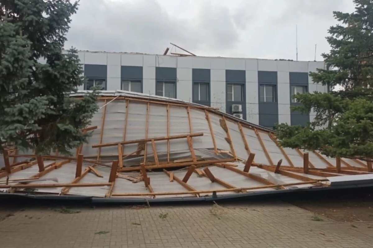    В Краснодарском крае сильный порыв ветра сорвал кровлю здания