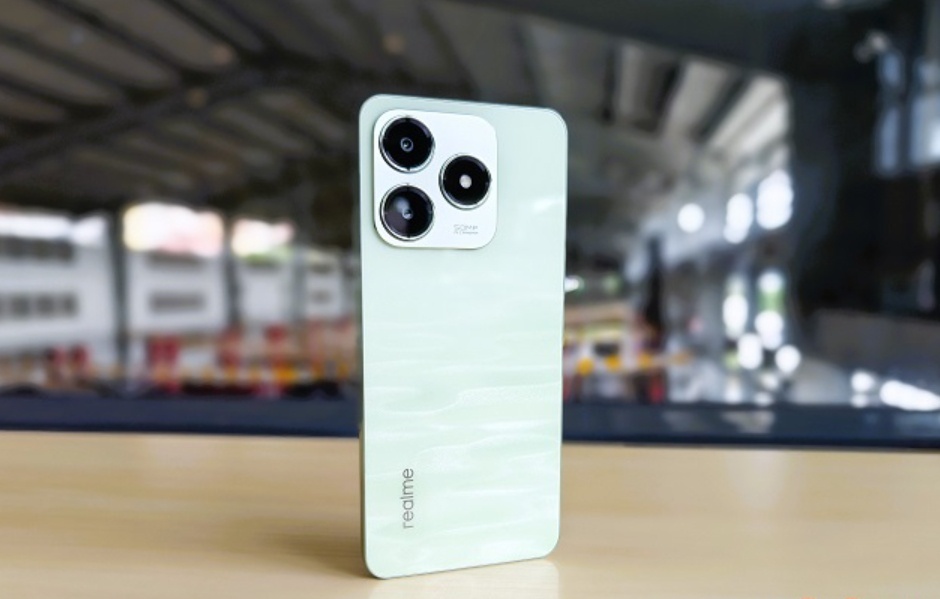    В зелёном цвете Realme C63 выглядит особенно элегантно. Источник: adobotech.net