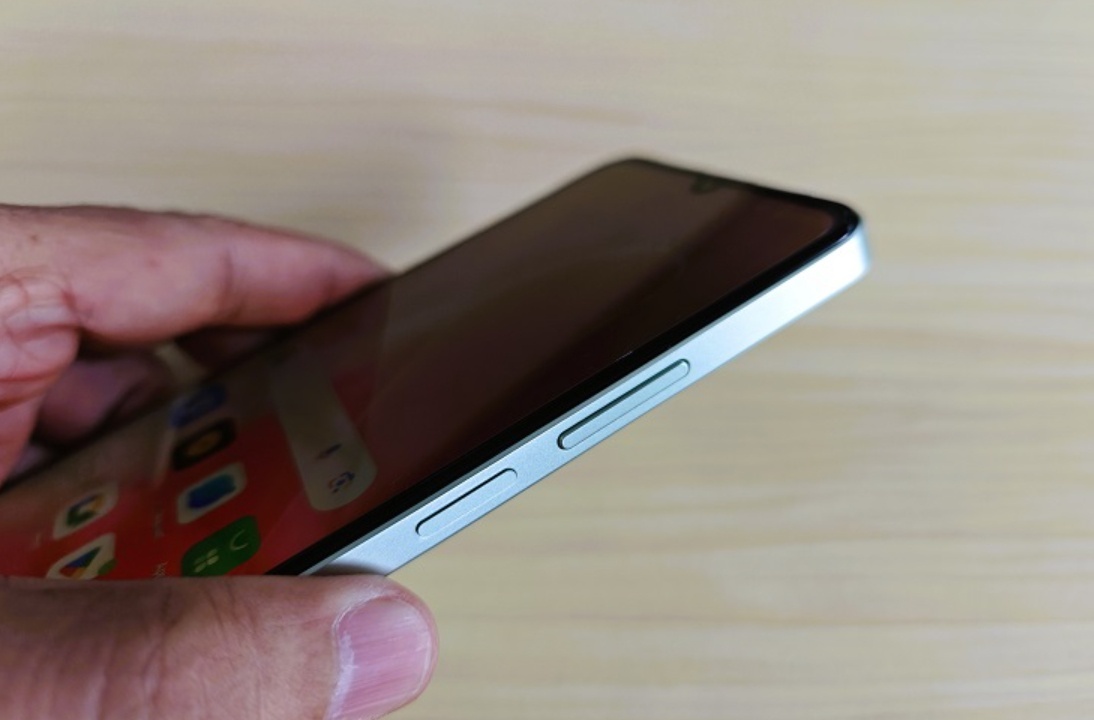    У Realme C63 плоские грани корпуса. Это новая тенденция в бюджетном сегменте, которой придерживаются многие производители. Источник: adobotech.net