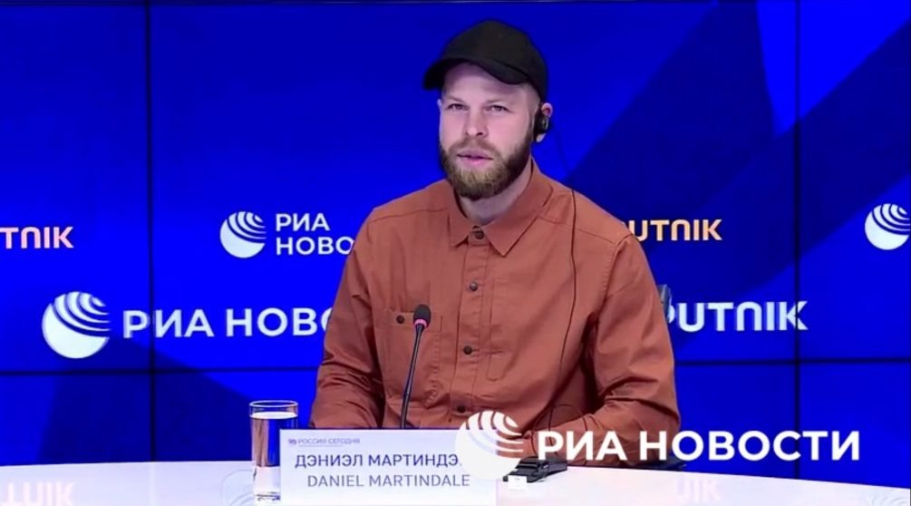    Дэниел на своей первой пресс-конференции в "РИА Сегодня".