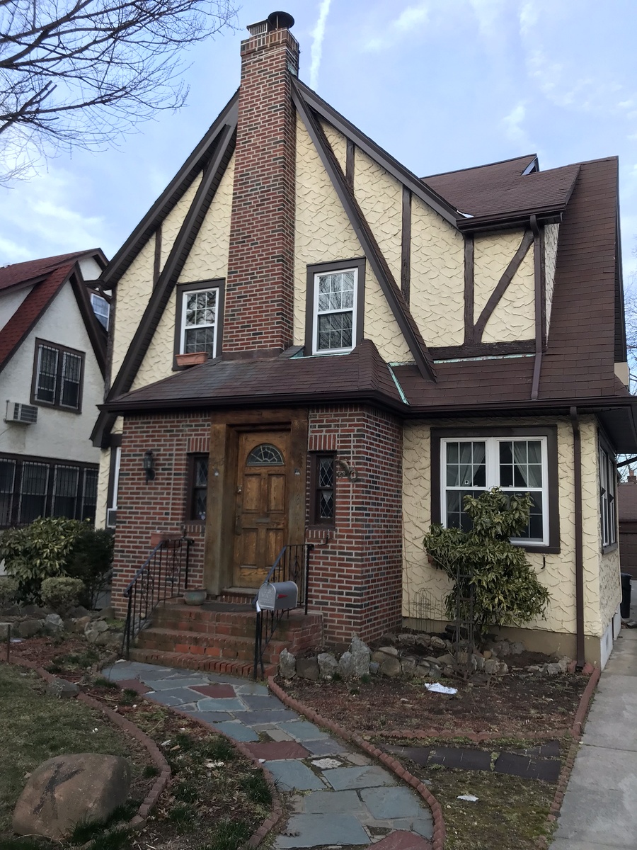 Фото: Commons.wikimedia/Jasebasketball Дом детства Дональда Трампа, расположенный на улице Уэрхэм-плейс возле Хенли-роуд, в районе Куинса Джамейка Эстейтс, Нью-Йорк