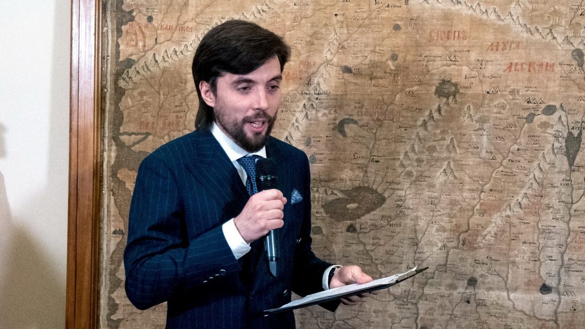 Первый заместитель исполнительного директора РГО Илья Гуров рассказывает о карте Сибири Семена Ремезова. Фото: Владимир Нескоромный / пресс-служба РГО