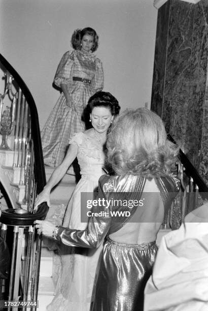 1982-й. Принцесса Маргарет и леди Анна спускаются по лестнице в Техасе. Фото gettyimages.