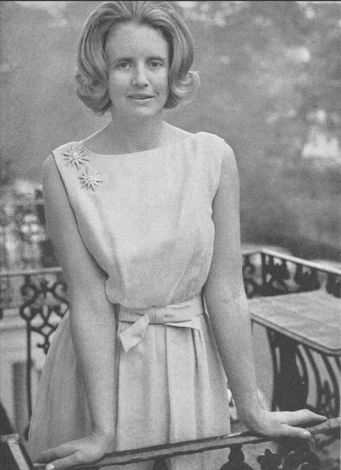 Обратите внимание на броши. Позже покажу тиару, с которой их можно было снимать. Колин подарил леди Анне это винтажное украшение, но неизвестно, оно семейное или просто куплено. Фото Pinterest.