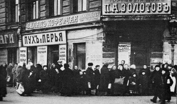Очереди за хлебом в Петрограде Фото из открытого доступа
