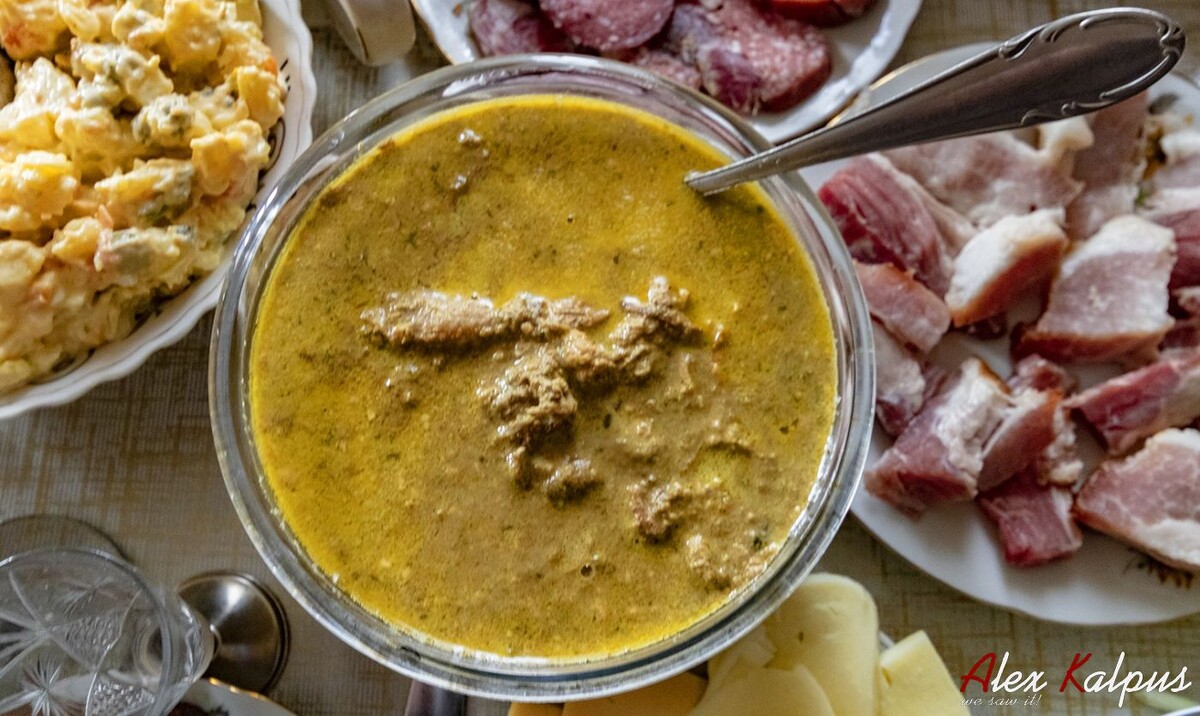 Сациви на крестьянском столе. А так как праздник, оливье прилагается. Ну и домашняя ветчина.