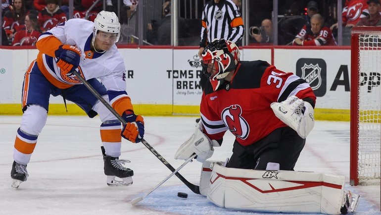    Нападающий «Айлендерс» Максим Цыплаков (слева) и голкипер «Нью-Джерси» Джейк Аллен. USA Today Sports