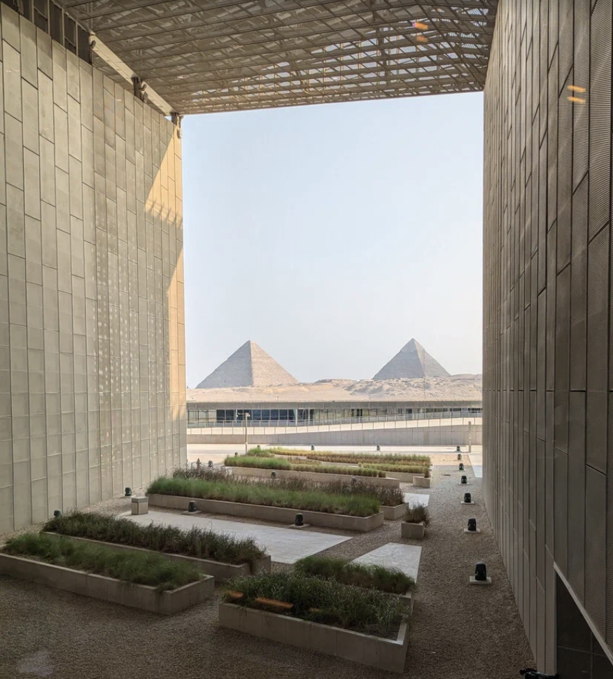 Вид на пи ракиты из музея ГЕМ