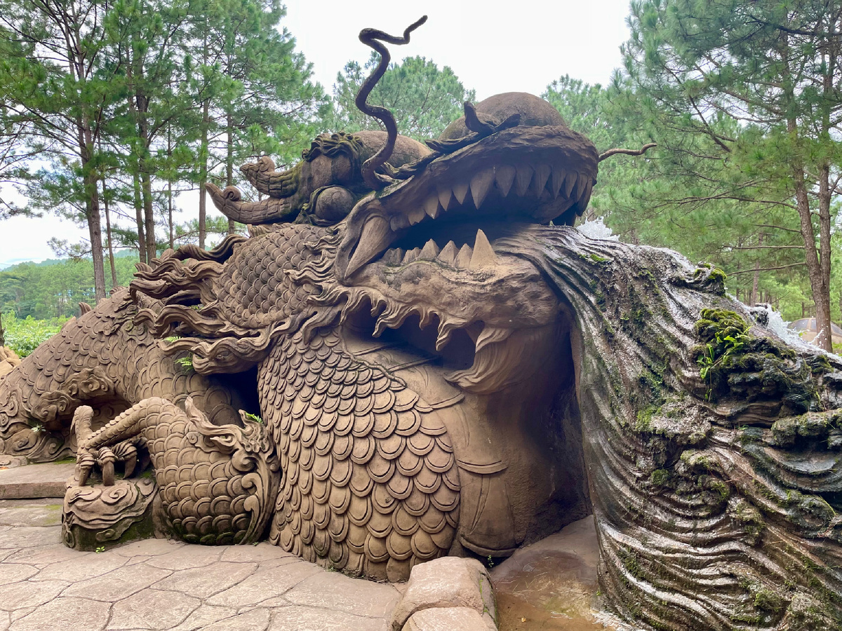 Голова дракона. По легенде, все народности, проживающие во Вьетнаме, произошли от детей дракона Лака Лонг Куана. 