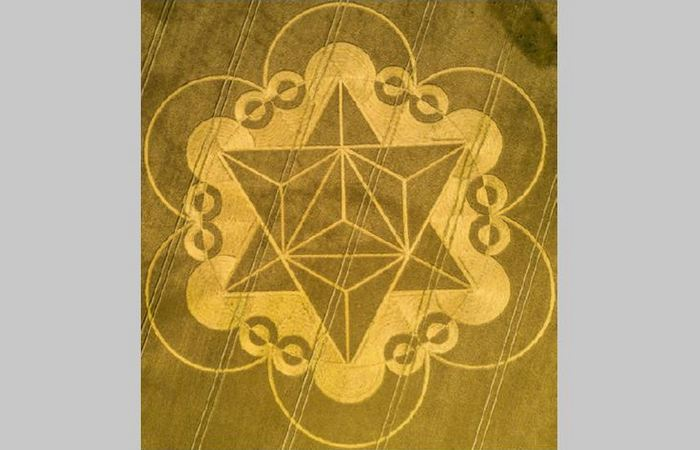 Фото из открытых источников. Круги на полях Англии. Попробуйте разгадать зашифрованную в нем информацию.