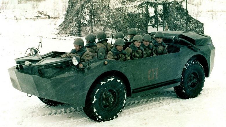 НАМИ-0281 с откинутым стеклом и полной посадкой. Источник фото: https://nashi-avto.ru/ru/nami/s/%D0%BD%D0%B0%D0%BC%D0%B8-0281.html