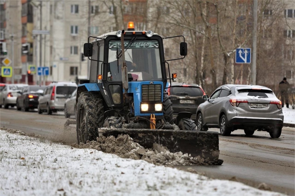    На улицы Сургута выехала снегоуборочная техника