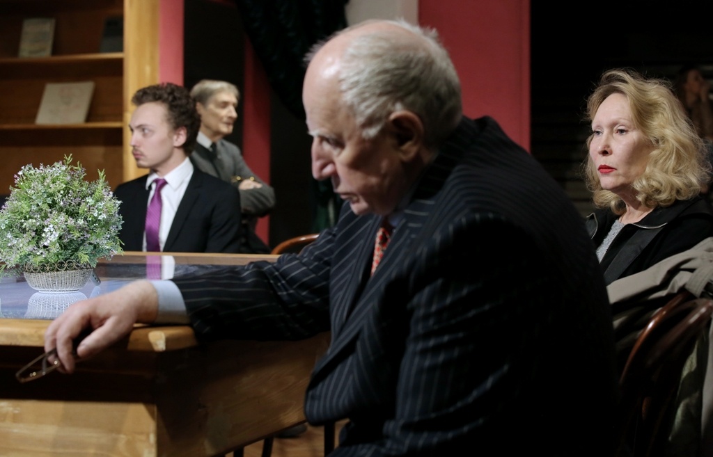 Ольга Демидова в роли жены. Валерий Баринов в роли друга. Арсений Кудряшов в роли сына. Все кончено. Фото - Елена Лапина. С официального сайта МТЮЗа: https://moscowtyz.ru/wp-content/uploads/2017/01/Vsyo-koncheno-1.jpg