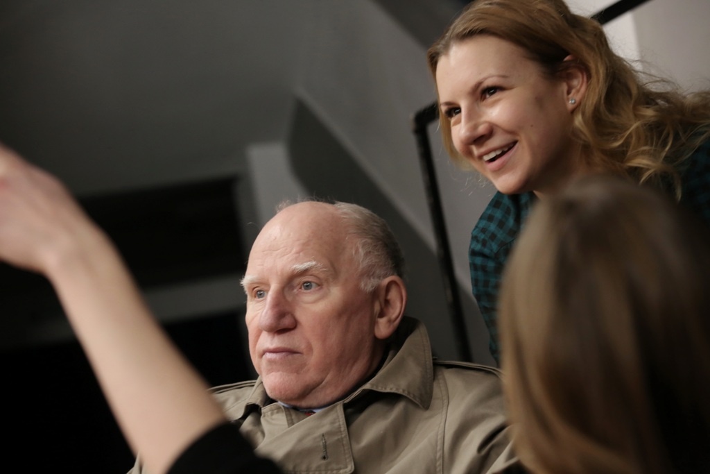 Валерий Баринов в роли друга. София Сливина в роли дочери. Все кончено. Фото - Елена Лапина. С официального сайта МТЮЗа: https://moscowtyz.ru/wp-content/uploads/2017/01/1F6A2016-1.jpg