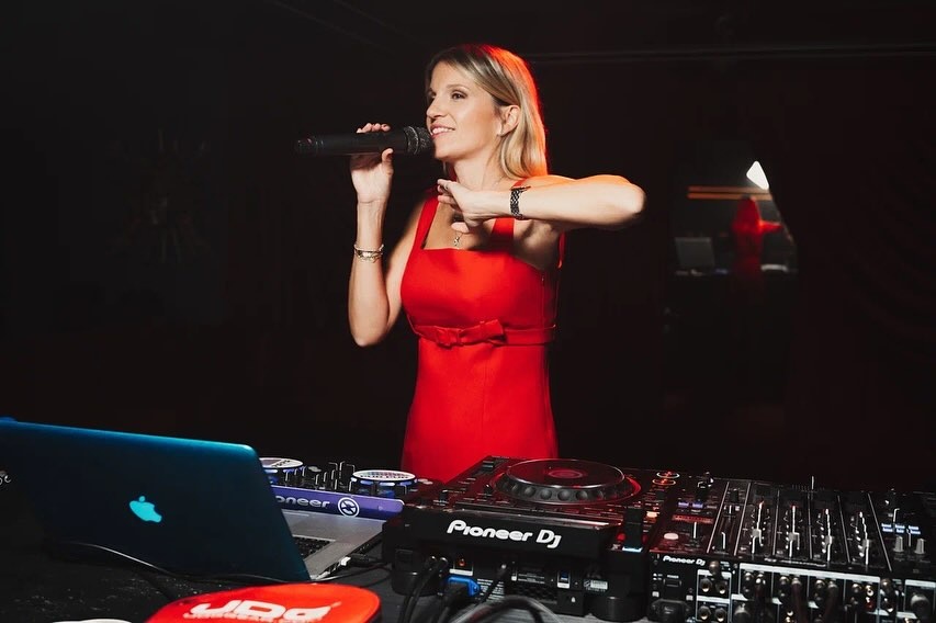    Женя Малахова встала за диджейский пультСоцсети Жени Малаховой