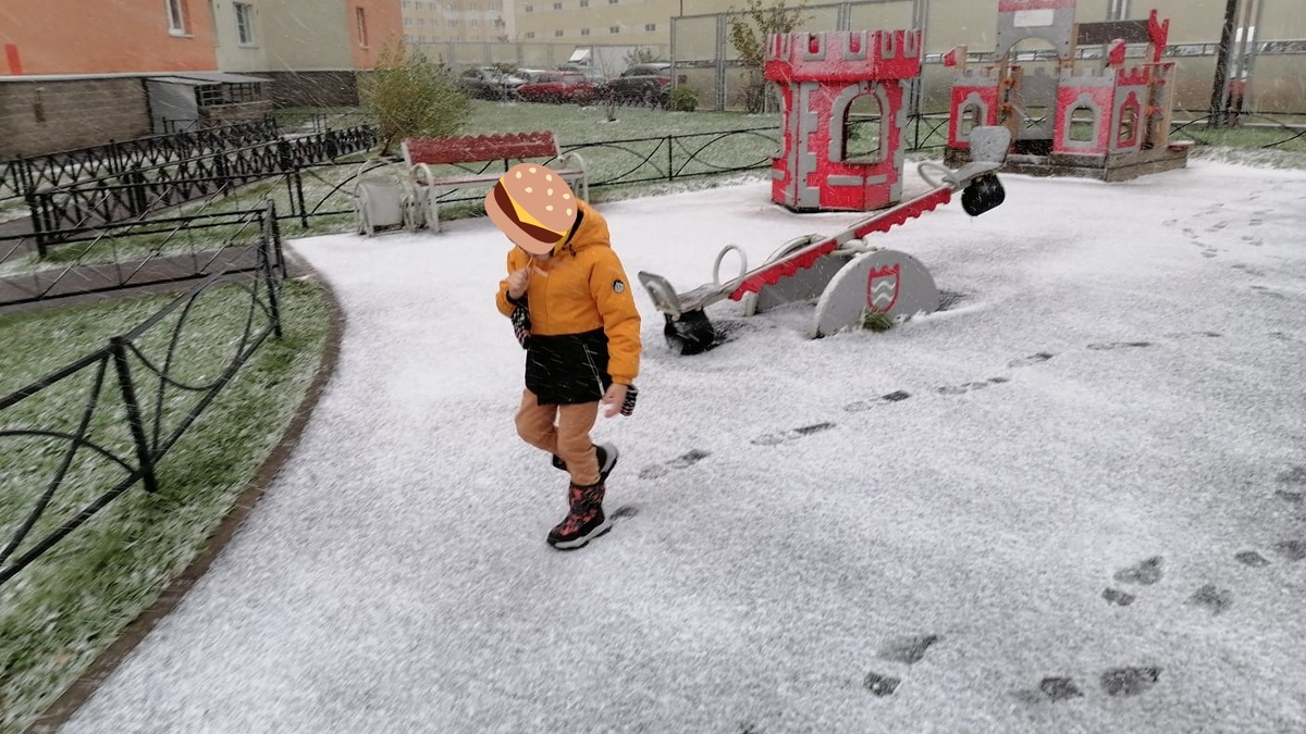 Санька прошёлся по первому снегу!