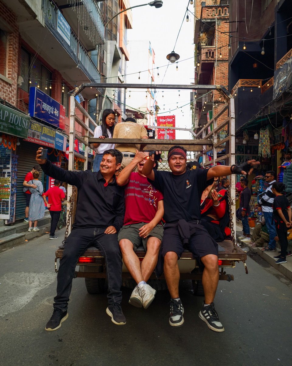 Народ веселится