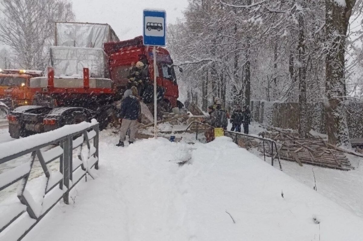    Фура въехала в остановку под Кировом, три человека пострадали