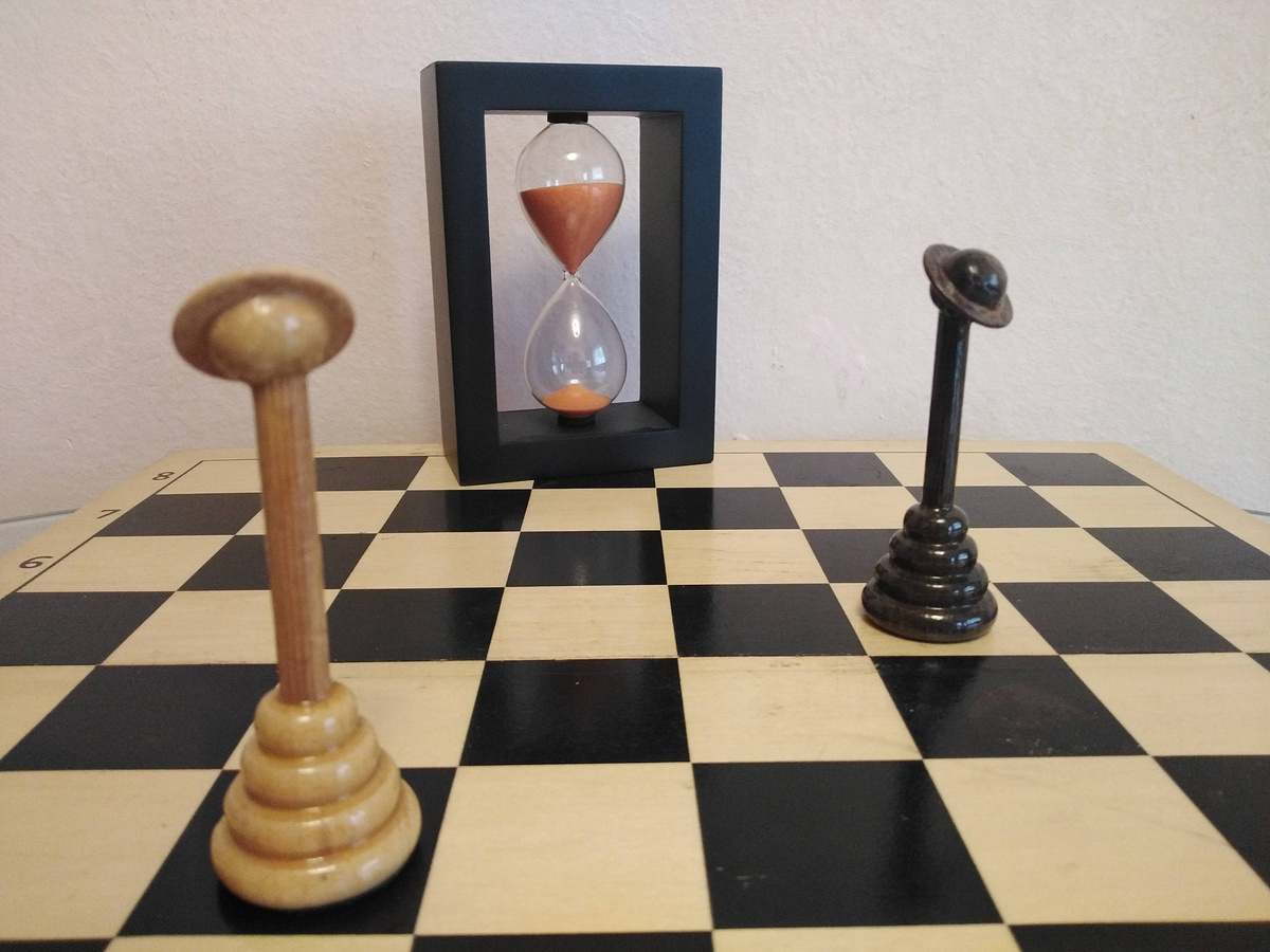 Змея - линейная (безотрывная) фигура средней весовой категории. Способ действия - движение по диагонально связанным цепочкам клеток вдоль и вокруг главной оределяющей магистральной перспективной прямой в ортогональном направлении. То есть, движение по одному цвету клеток малой или большой синусоиды диагонально связанных клеток в общей прямой перспективе..