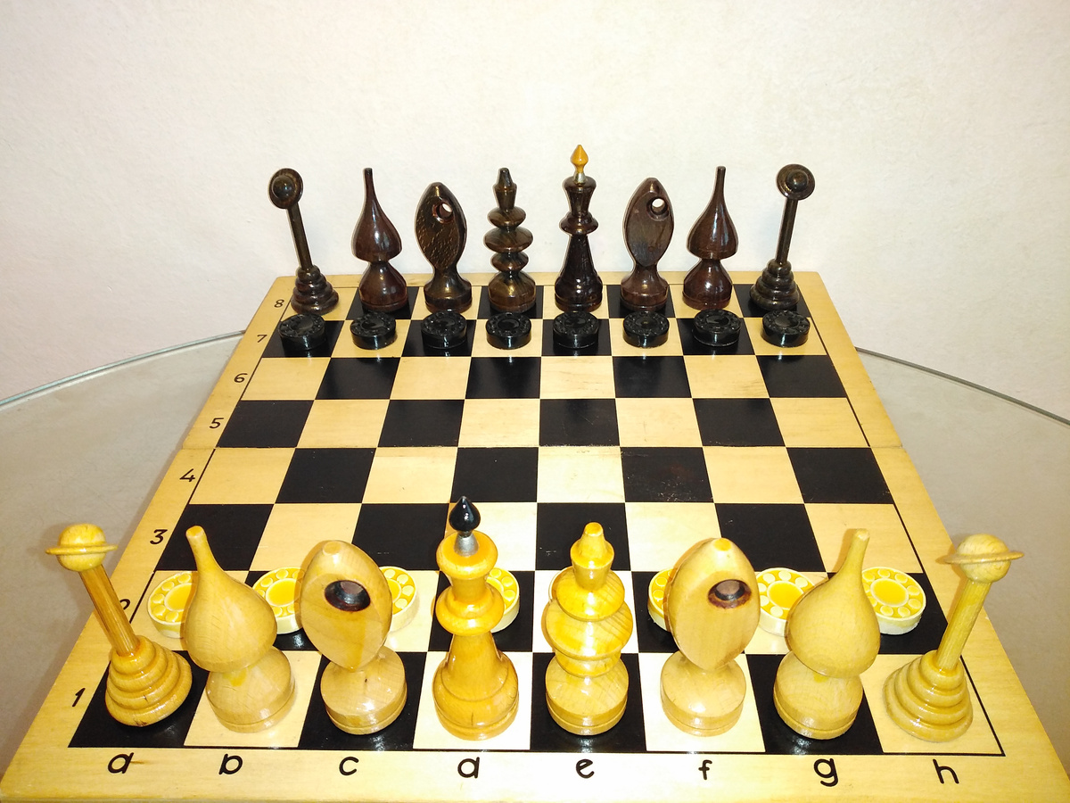 Партия "Александрия" № 1.  Классическая доска 64ТОП + "космические фигуры" с вселенским (единым для всех) Королём.  (фигурный аналог этой партии уже на доске 61ТДП увидите ниже, после следующего фото)