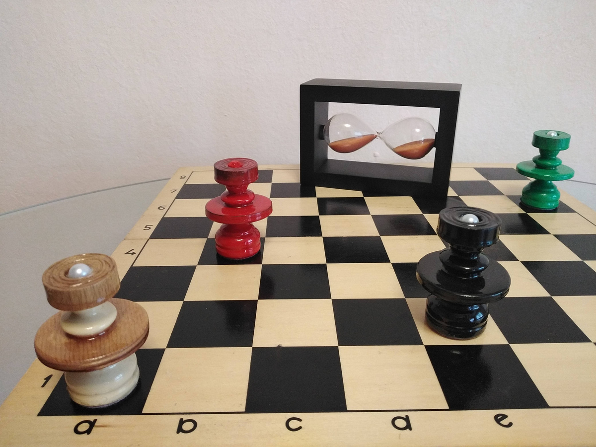 Медуза действует или как Король, или однократным точечным прыжком через 2 клетки на 3-ю во всех прямых направлениях (и ортогональных, и диагональных).