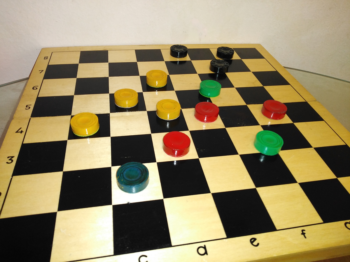 В Проекте КШ эти фишки называются собачками (но, конечно же, вовсе не шашками).  Собачки вместе с пешками записаны в отряды фигурантов шахматного мира (но не фигур).