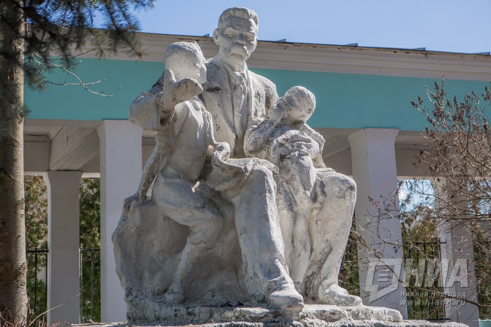 Памятник Максиму Горькому у детской железной дороги. Источник: НИА Нижний Новгород https://www.niann.ru/?id=491950 