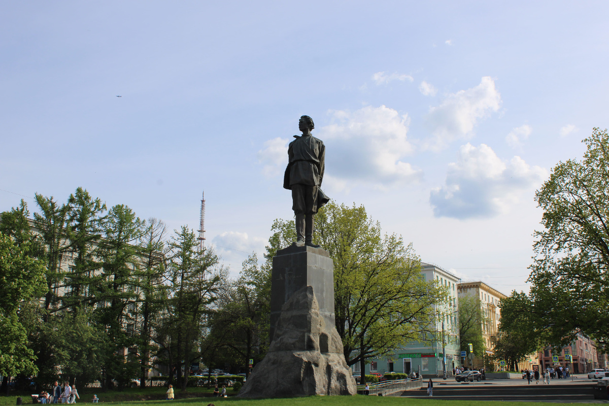 Памятник Горькому на площади Горького. Фото автора