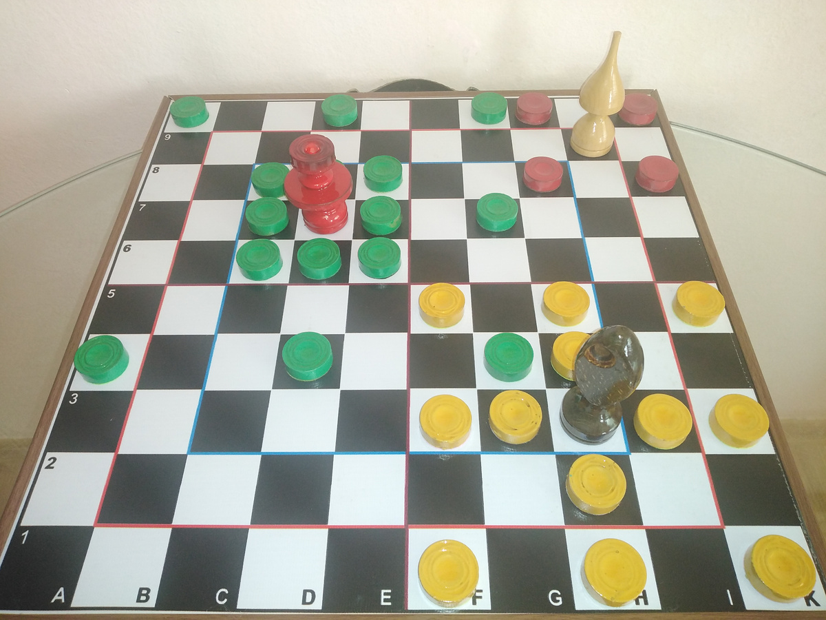 Белая Птица способна бить на тетрагональной доске только в 4 ближайшие диагонально связанные с её местом клетки. на 6-уг. доске (гексагональной) Птица бьёт в 6 мест, на 3-уг. доске (тригональной) в 3 места, а на круглой (радиальной) доске Птица вообще никуда не бьёт. Кроме всего прочего Птица наделена способностью взятия на проходе фигурантов(пешек и собачек), а также рокироваться с Королём.