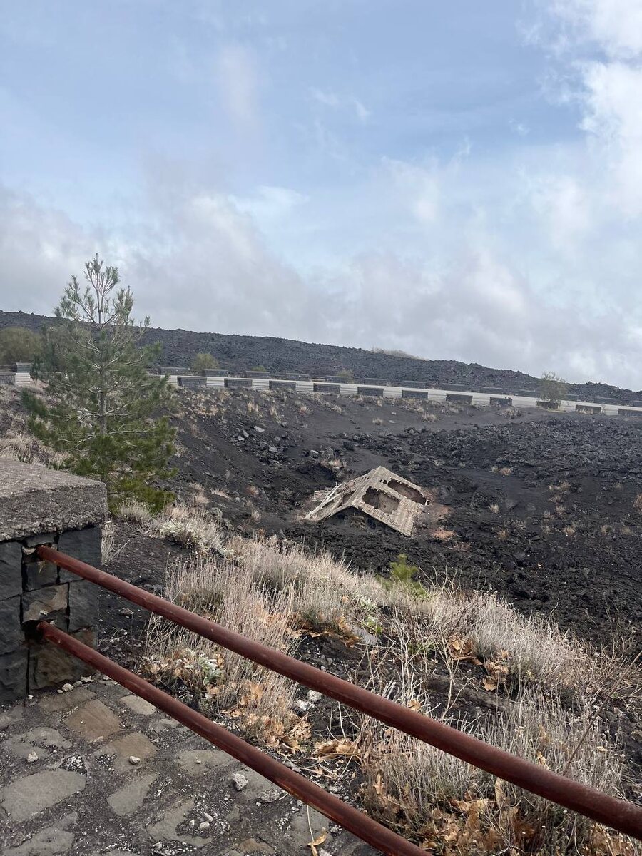 Дом залитый лавой у подножья вулкана