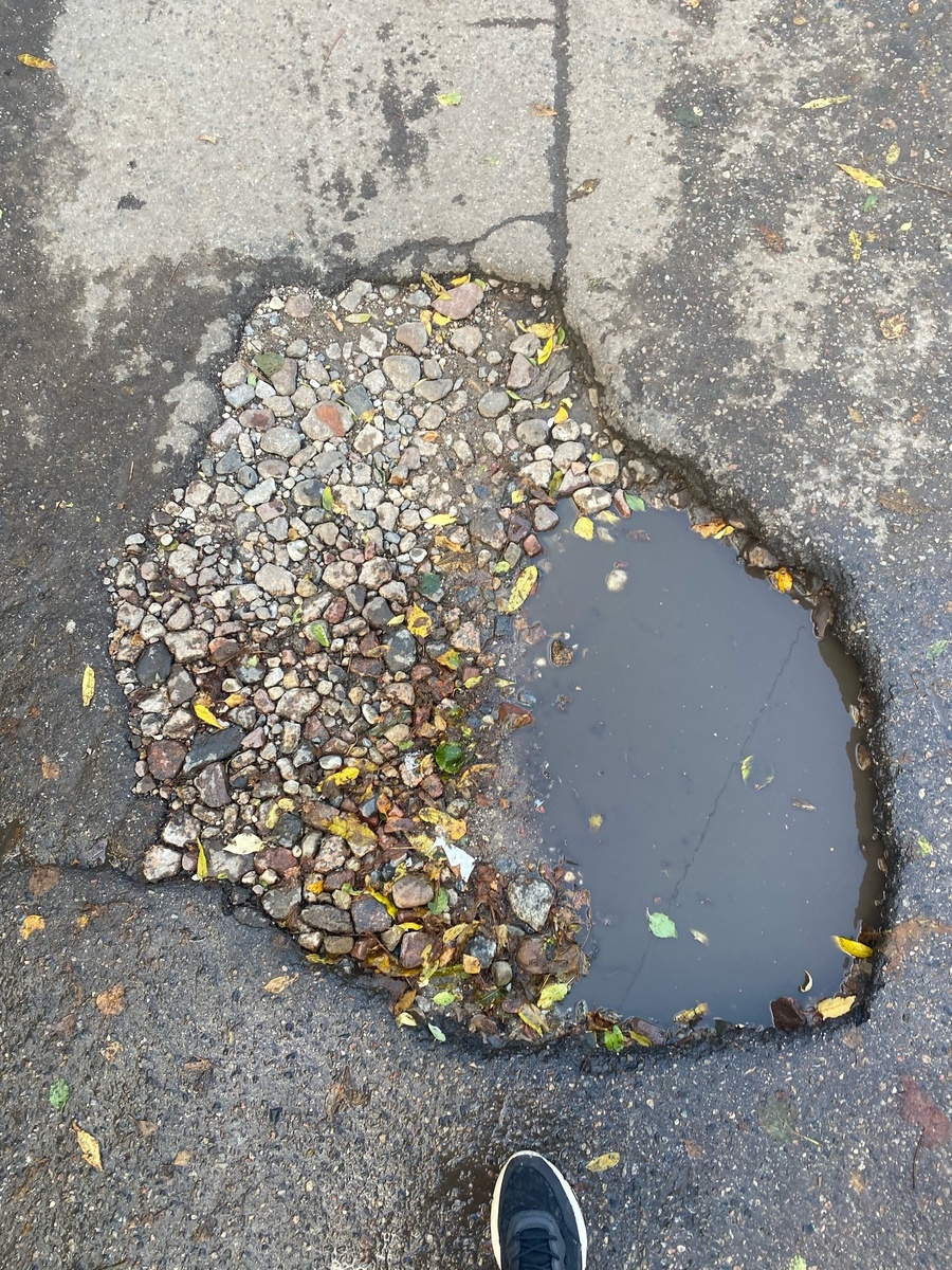 Вот такие ямы встречаются во дворах в центре города. С одной стороны города у нас Европа, а с другой — настоящая Россия. Я не стала собирать коллекцию фотографий ям во дворе, поэтому ограничусь одним снимком.