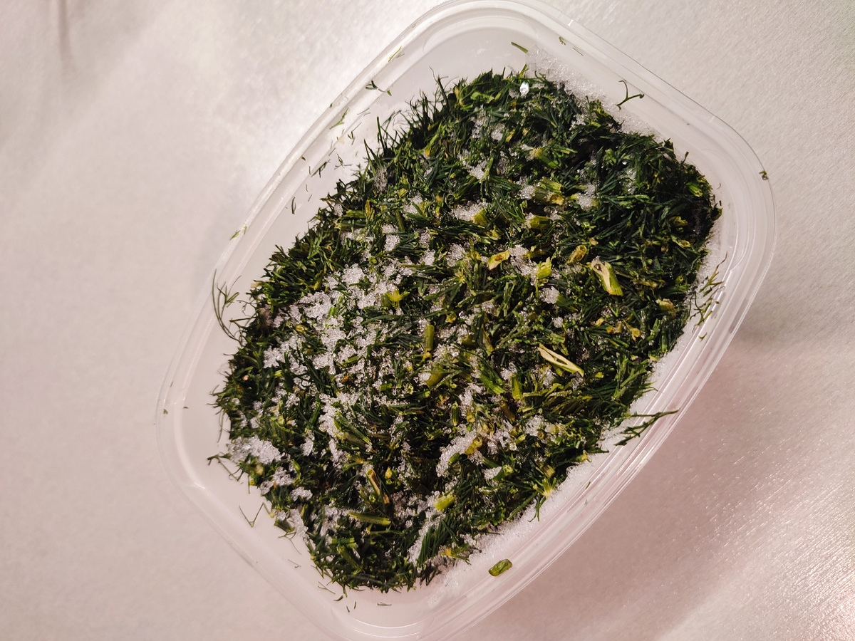 Замораживаю укроп в контейнерах. Потом легко отковырять нужное количество