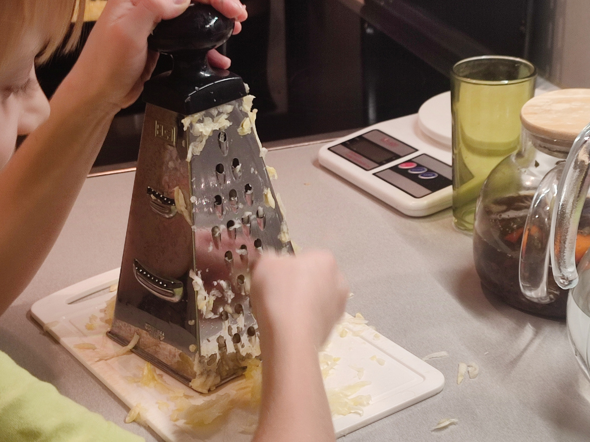 Ребёнок мой любит готовить, но нервная мать редко разрешает) 