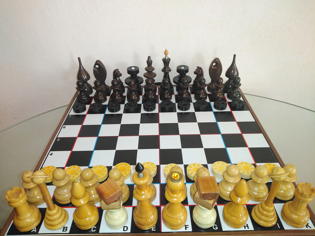 Противофазная партия "Антогонизм" № 232.  Доска 100ТОП, фигуры у соперников "классово разные".