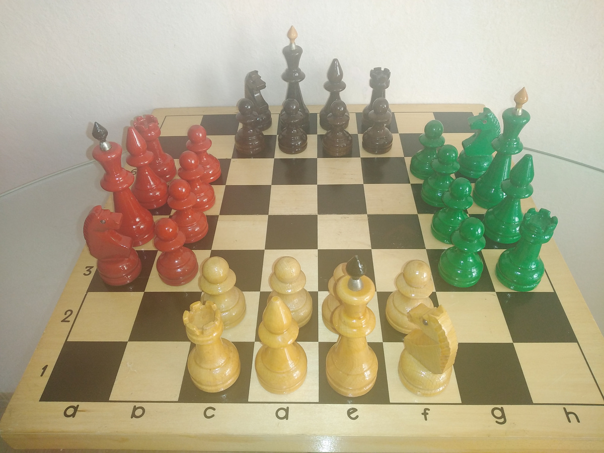 Минипартия "Легенда о Чатуранге".  Доска 64ТОП, количество фигур как в Чатуранге, Короли вольно рокируются со своими Ладьями в любых ортогональных проекциях. Королей снимать с доски нельзя! Фланговые пешки до своего пересечения середины доски не могут бить в ближайший фланг соперника. Игроки играют каждый за себя. Читайте ОПП в последних главах книги.