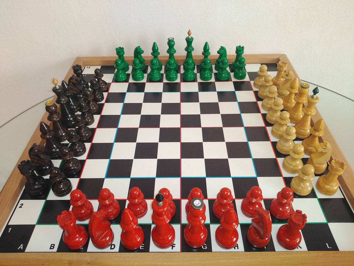 Суперпартия "Солнце" № 199.   Общие Правила Проекта (ОПП) впервые в мире обосновали  возможность адекватного розыгрыша 4-х сторонней партии на абсолютно квадратной доске с открытыми флангами у всех полноценных классических фигурных группировок.