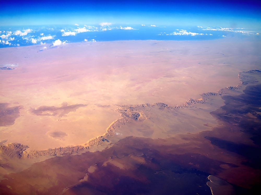 Впадина характеризуется наличием крутых обрывистых краёв которые хорошо просматриваются даже из космоса