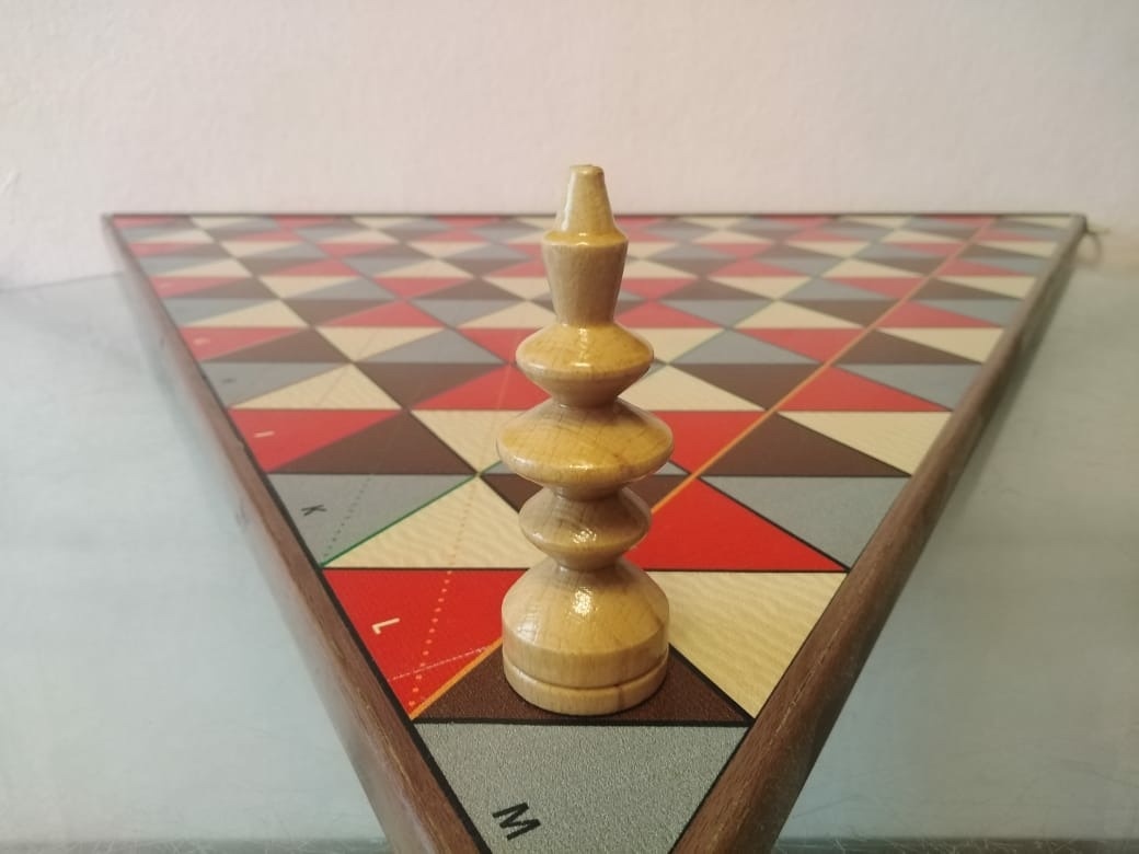 Белый Дракон на тригональной шахматной доске 144Тр.