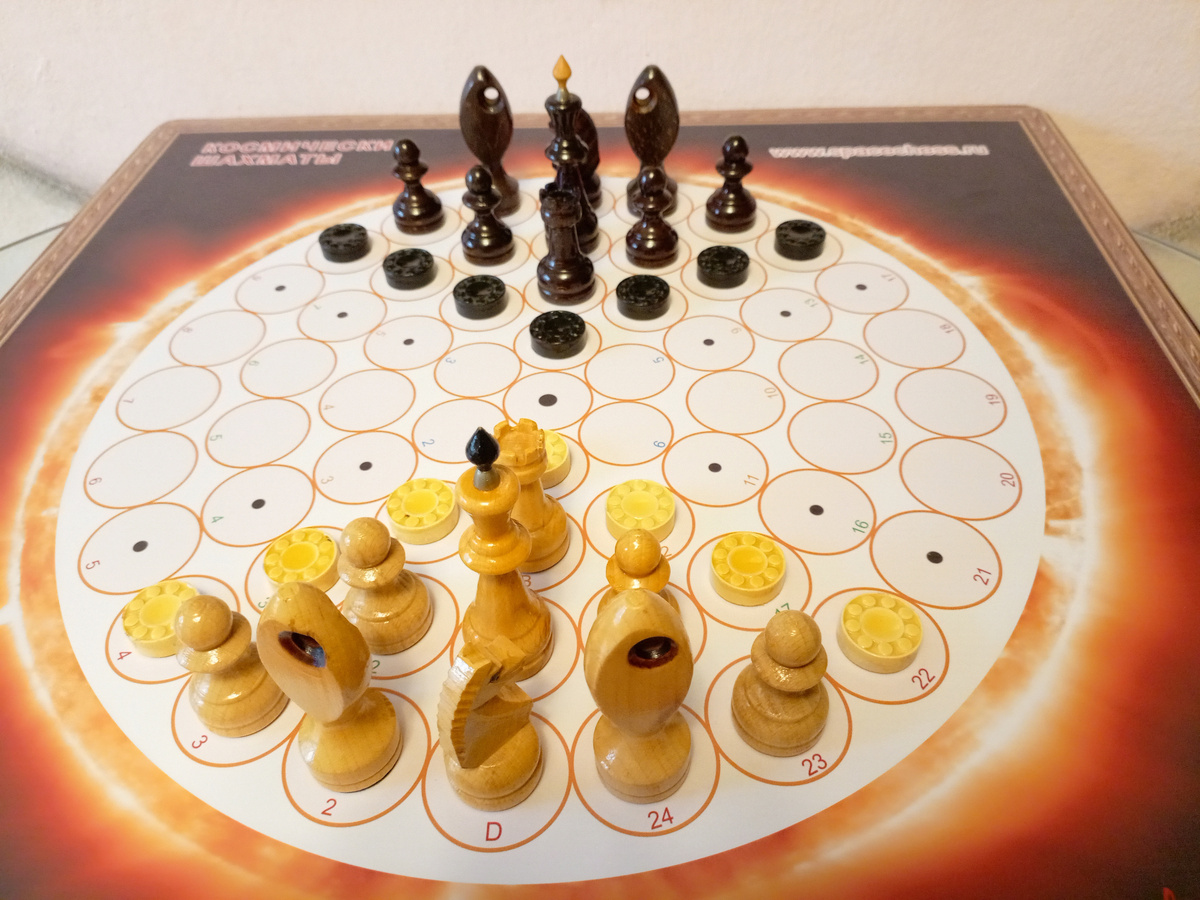 Шахматная партия (вариант шахматной игры) с проектным названием "Мак" № 1039, зафиксированная в Суперкаталоге проекта "Космические шахматы от Александра Ерохно" в разделе Радиальных Шахматных Партий (шахмат на круглых досках).  Доска 61Р.