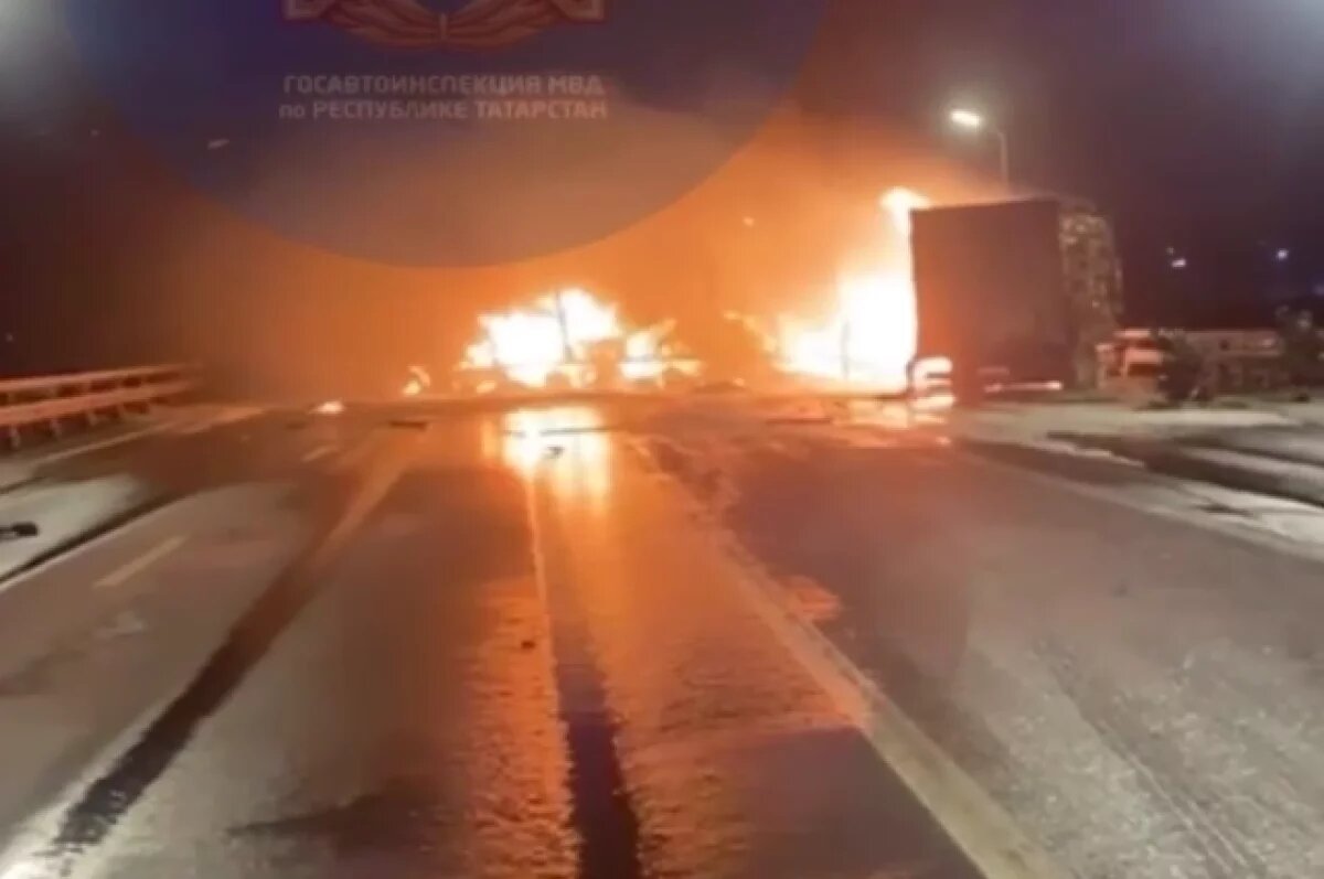    Под Казанью люди застряли на трассе, закрытой из-за возгорания двух фур