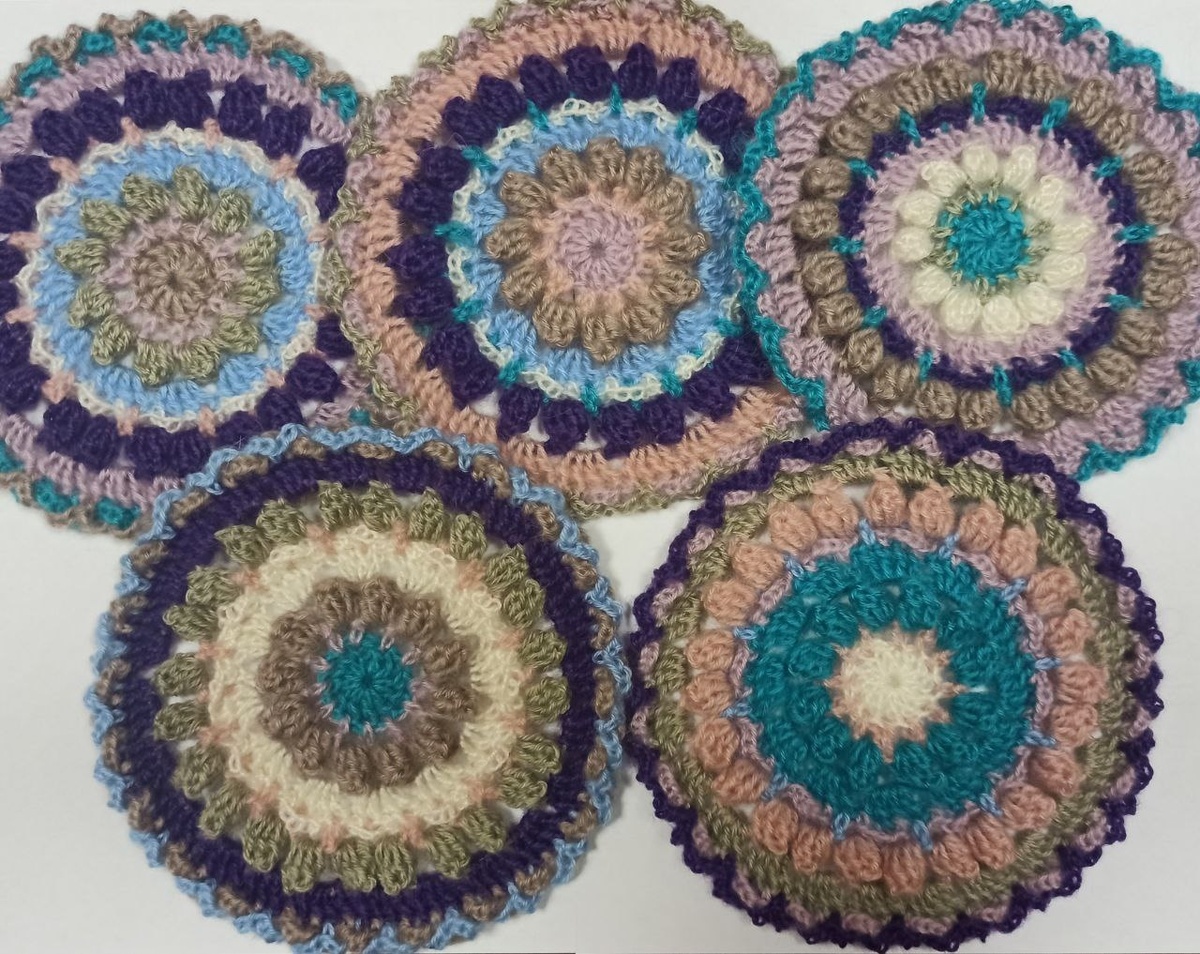    Круглый мотив А1 для пледа крючком Navia Flower Blanket   
Источник: Дарья Насибулина для Креаликума