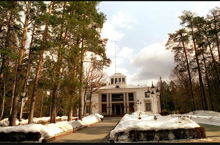 * Резиденция "Вискули" под Брестом. Фотр с виртуальной выставки стран СНГ. Здесь именно и было подписано Соглашение о создании Содружества Независтмых Государств и фактическом упразднении СССР, который собирался отпраздновать тогда свою 69-ю годовщину.