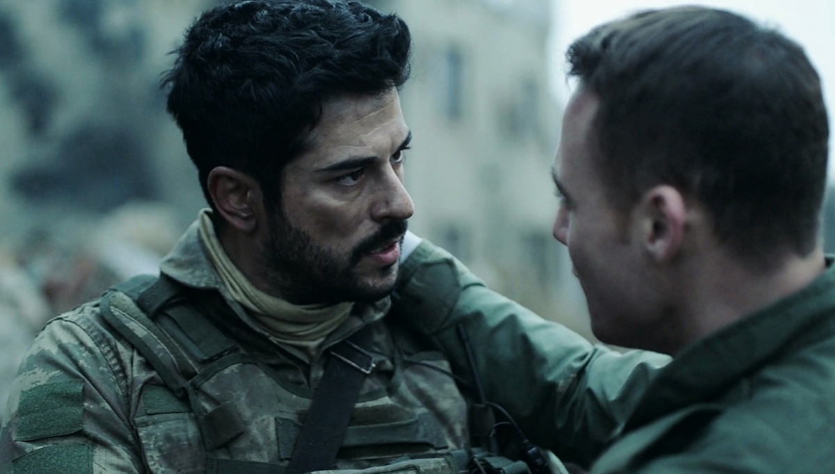 Бурак Озчивит в драме "Жизнь отдам" 