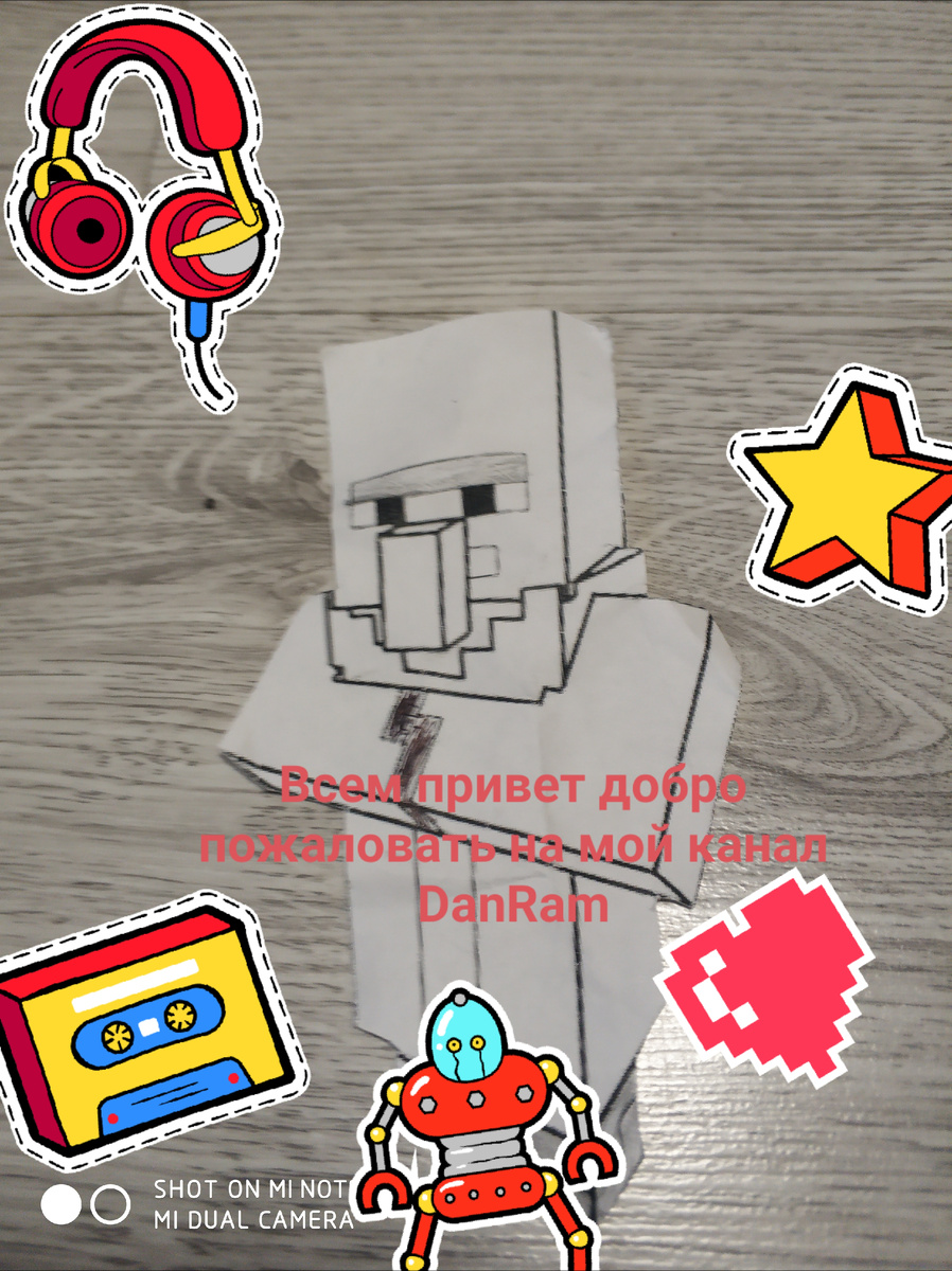 Он полностью белый,с ног до головы!