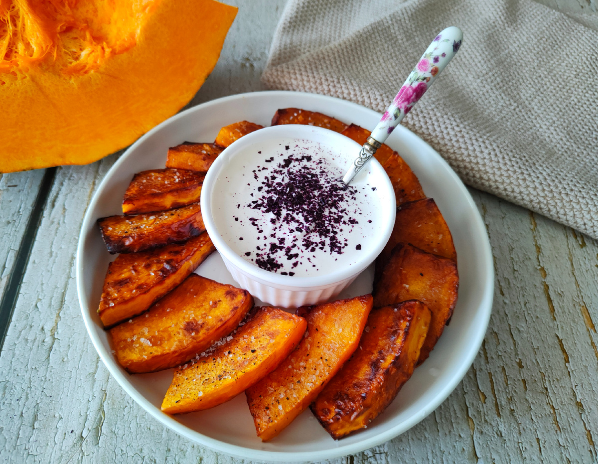 Жареная тыква вкусна и сама по себе, но соус с брынзой и чесноком прекрасно дополнит это блюдо. 