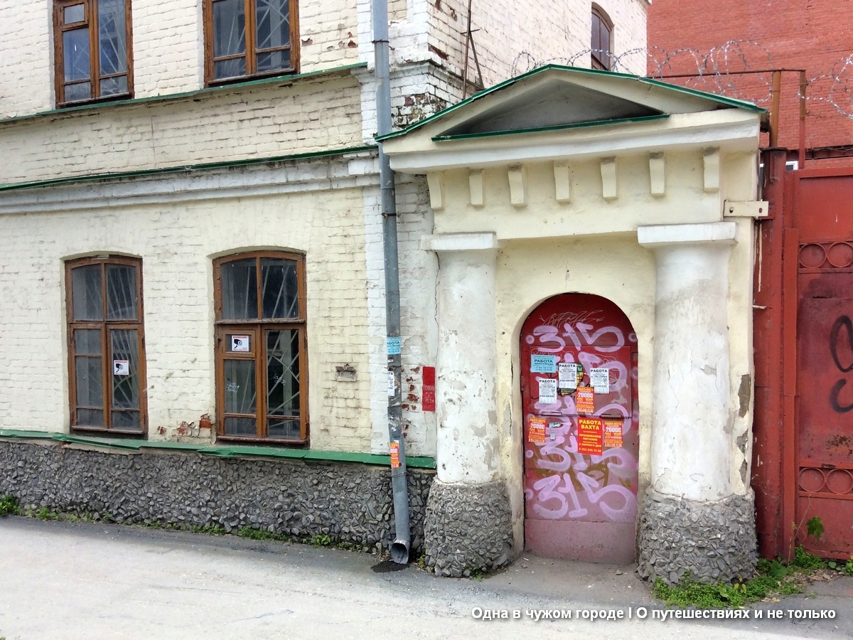 Завод "Тонус" в Екатеринбурге. Все по классике - заваренная дверь и решетки на окнах‍♀️