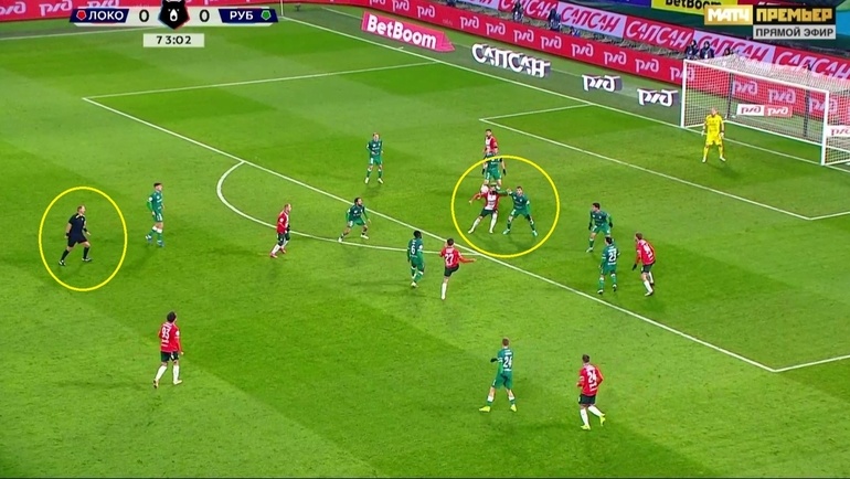    Игрок «Рубина» Игор Вуячич ударил футболиста «Локомотива» Тимура Сулейманова рукой в лицо.Скриншот трансляции